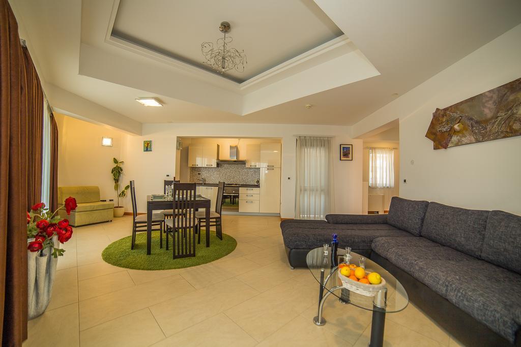 Apartments Milan Макарска Екстериор снимка